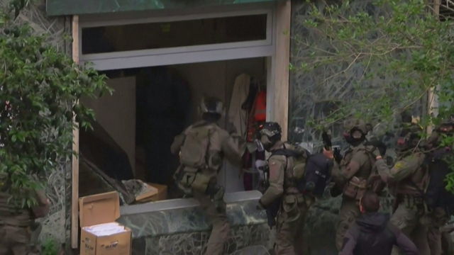 Italia: Nhóm cướp bắt giữ 25 con tin giữa trung tâm thành phố - Ảnh 1.