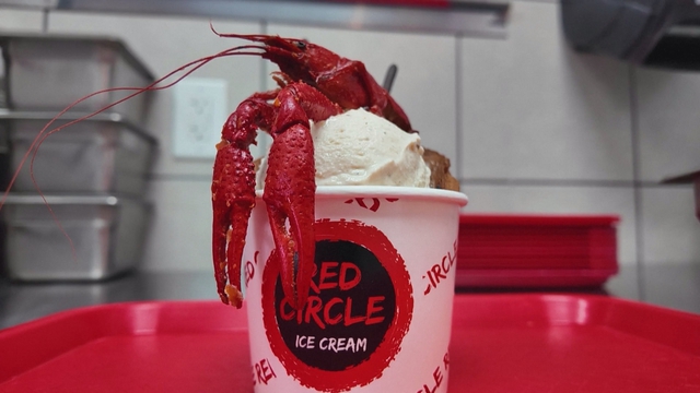 Đừng hôn nhau sau khi thưởng thức đặc sản này ở Mỹ - Ảnh 1.