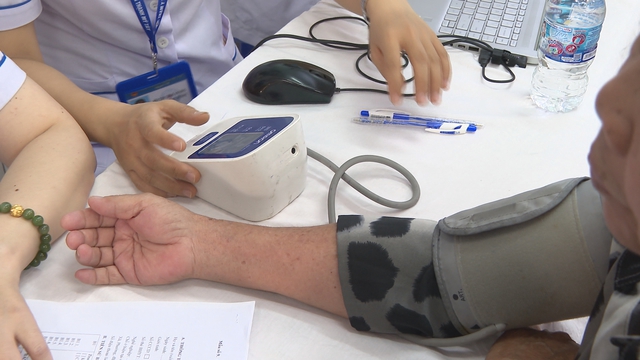 Khám sức khỏe miễn phí cho người dân phường Thạnh Mỹ Tây - Ảnh 3.