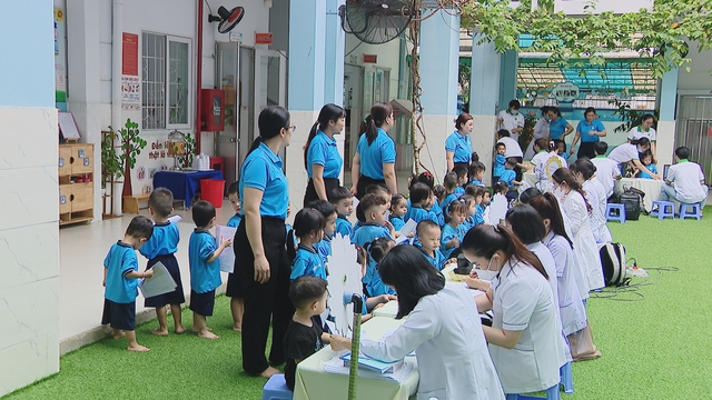 Tầm soát tim bẩm sinh, dinh dưỡng cho trẻ em vùng ven TP. Hồ Chí Minh - Ảnh 1.
