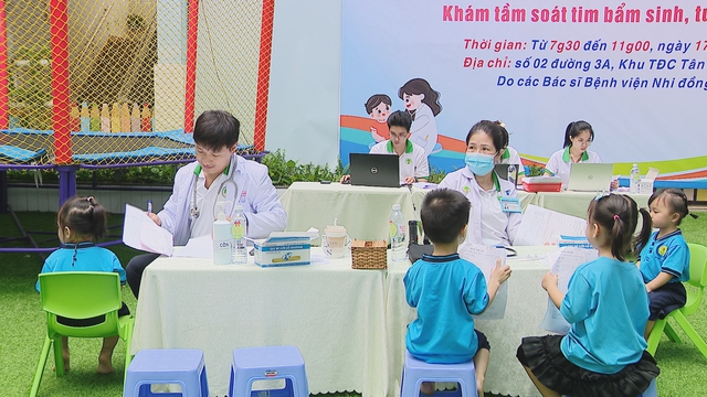 Tầm soát tim bẩm sinh, dinh dưỡng cho trẻ em vùng ven TP. Hồ Chí Minh - Ảnh 4.