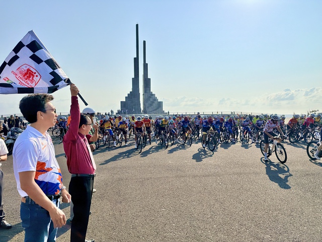 Khoảnh khắc đẹp chặng 15: Tuy Hòa (Đăk Lăk) - Nha Trang (Khánh Hòa)- Ảnh 1.