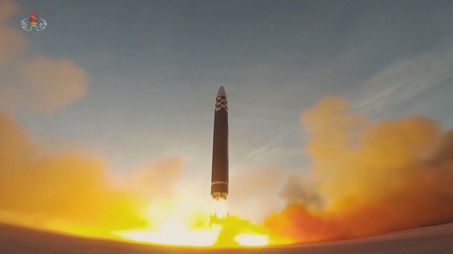 Hàn Quốc: Triều Tiên phóng loạt tên lửa đạn đạo ra biển- Ảnh 1.