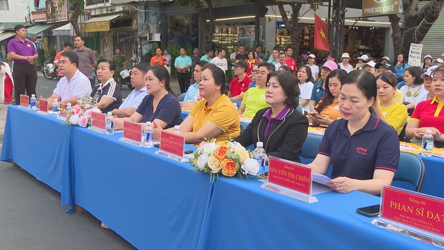 Phường Phú Thạnh vận động hơn 1,3 tỷ đồng qua chương trình đi bộ vì người nghèo - Ảnh 2.