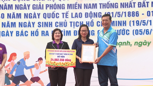 Phường Phú Thạnh vận động hơn 1,3 tỷ đồng qua chương trình đi bộ vì người nghèo - Ảnh 3.