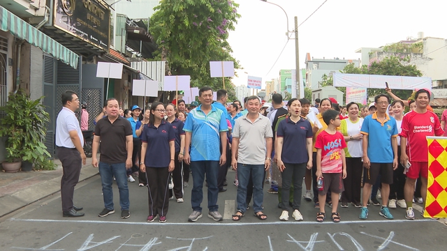Phường Phú Thạnh vận động hơn 1,3 tỷ đồng qua chương trình đi bộ vì người nghèo - Ảnh 5.