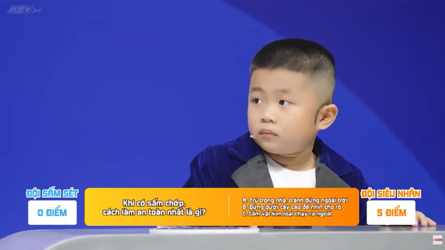 Hoàng Rapper "đứng hình" với đáp án trốn vô tủ khi có cháy của bé trai - Ảnh 7.