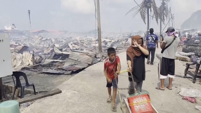 Malaysia: Cháy làng bè trên biển, hơn 1.200 căn nhà bị thiêu rụi - Ảnh 5.