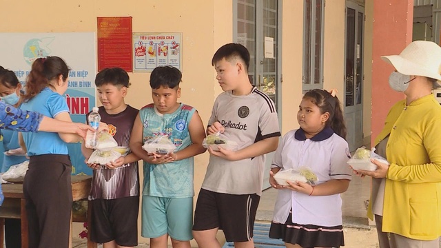 Trao bữa ăn, lan tỏa yêu thương - Ảnh 4.