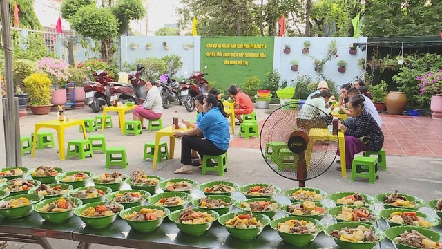 Trao bữa ăn, lan tỏa yêu thương - Ảnh 1.