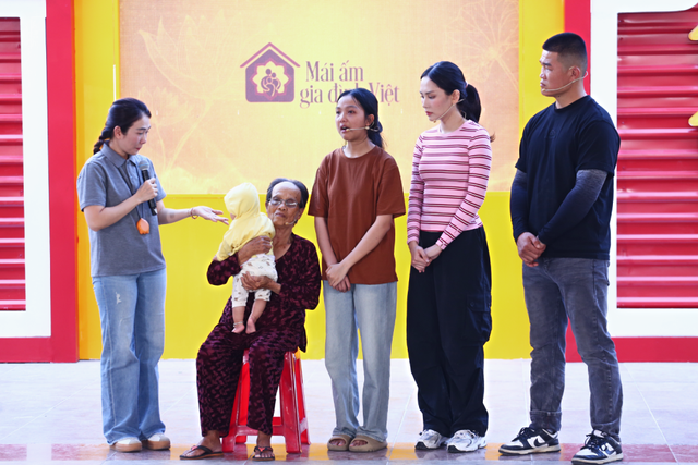 Mái ấm gia đình Việt: Cô bé mồ côi chăm bà gần 80 tuổi và em nhỏ 10 tháng - Ảnh 12.