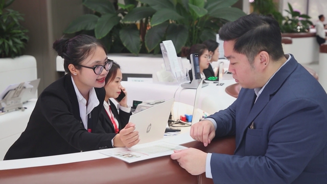 Thời sự trưa HTV ngày 24/4/2026 | Kiểm soát khâu bán lẻ, tăng mạnh chế tài để ngăn chặn thuốc lá lậu - Ảnh 3.