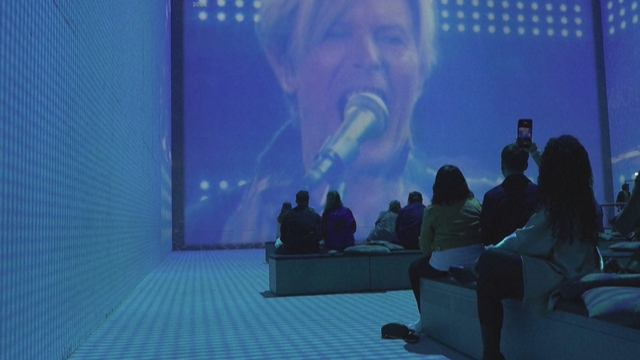 “David Bowie: Anh Không Cô Đơn” – Triển lãm tái hiện huyền thoại âm nhạc - Ảnh 2.