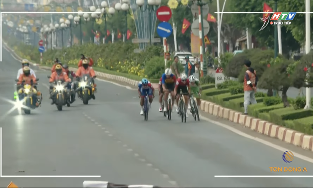 Chặng 20 Cúp Truyền hình 2026: Ngoại binh Pawel Szostka bứt phá sprint 1 - Ảnh 1.