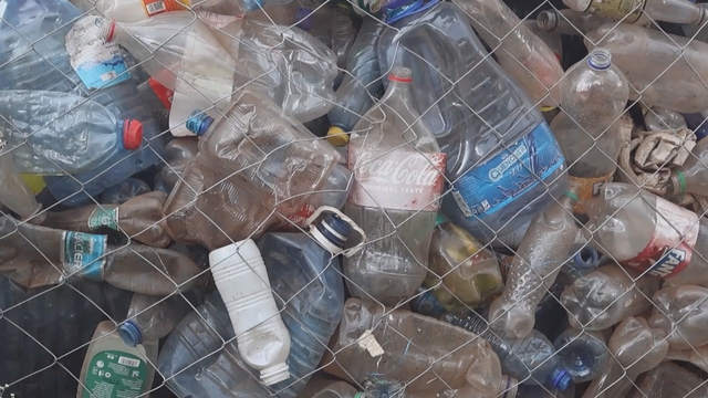 Kenya: Biến rác nhựa thành quân cờ vua hỗ trợ giáo dục - Ảnh 1.