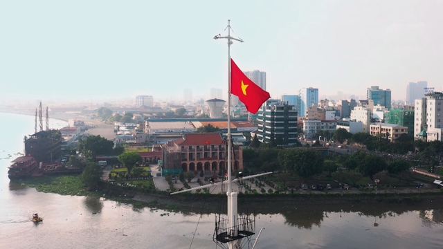 Học sinh TP. Hồ Chí Minh về nguồn tại Bến Nhà Rồng, vun đắp lòng yêu nước và niềm tự hào dân tộc. - Ảnh 1.