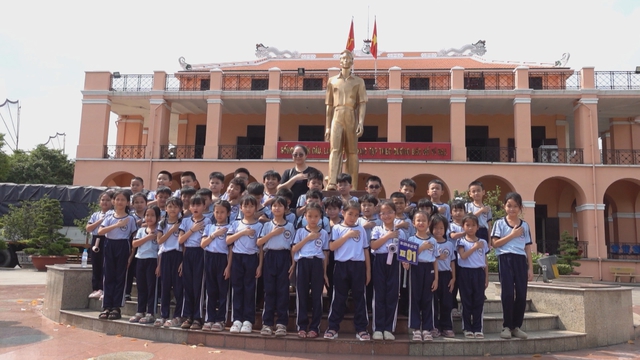 Học sinh TP. Hồ Chí Minh về nguồn tại Bến Nhà Rồng, vun đắp lòng yêu nước và niềm tự hào dân tộc. - Ảnh 2.