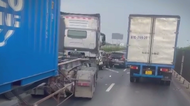 Hai vụ tai nạn liên tiếp làm tê liệt cao tốc về miền Trung  - Ảnh 1.