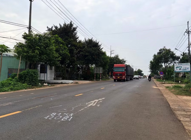 2 xe máy chạy ngược chiều lao vào nhau, 3 người chết - Ảnh 1.