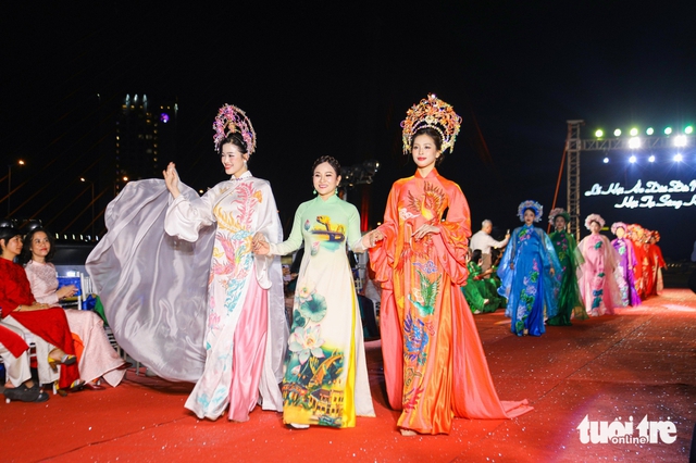 Độc đáo đêm trình diễn áo dài trên cây cầu lâu đời nhất bắc qua sông Hàn - Ảnh 1.