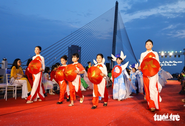 Độc đáo đêm trình diễn áo dài trên cây cầu lâu đời nhất bắc qua sông Hàn - Ảnh 2.