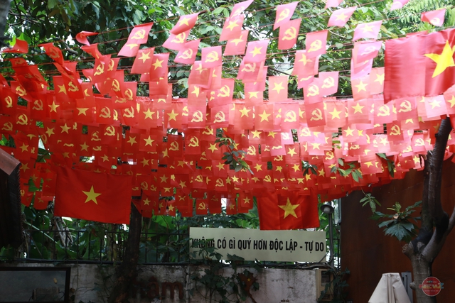 TP. Hồ Chí Minh rực rỡ sắc đỏ cờ hoa, tưng bừng không khí chào mừng đại lễ 30/4- Ảnh 1.