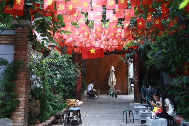 TP. Hồ Chí Minh rực rỡ sắc đỏ cờ hoa, tưng bừng không khí chào mừng đại lễ 30/4- Ảnh 2.