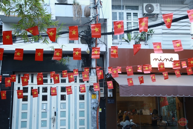 TP. Hồ Chí Minh rực rỡ sắc đỏ cờ hoa, tưng bừng không khí chào mừng đại lễ 30/4- Ảnh 3.