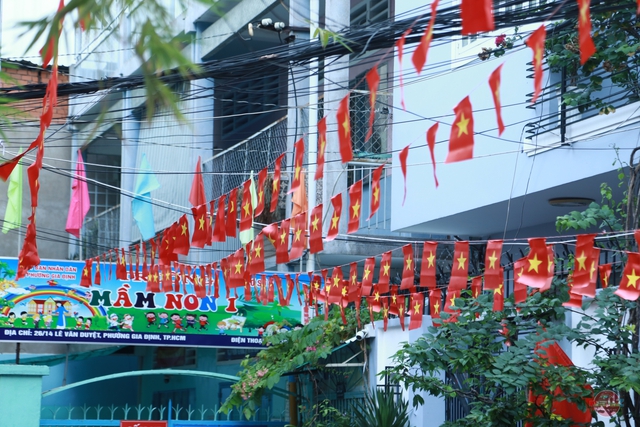 TP. Hồ Chí Minh rực rỡ sắc đỏ cờ hoa, tưng bừng không khí chào mừng đại lễ 30/4- Ảnh 5.