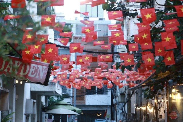 TP. Hồ Chí Minh rực rỡ sắc đỏ cờ hoa, tưng bừng không khí chào mừng đại lễ 30/4- Ảnh 6.