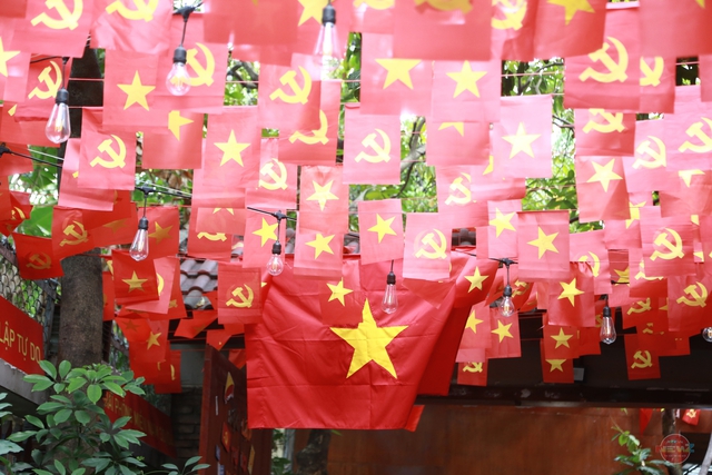TP. Hồ Chí Minh rực rỡ sắc đỏ cờ hoa, tưng bừng không khí chào mừng đại lễ 30/4- Ảnh 10.