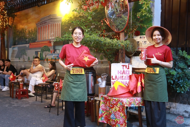 TP. Hồ Chí Minh rực rỡ sắc đỏ cờ hoa, tưng bừng không khí chào mừng đại lễ 30/4- Ảnh 11.