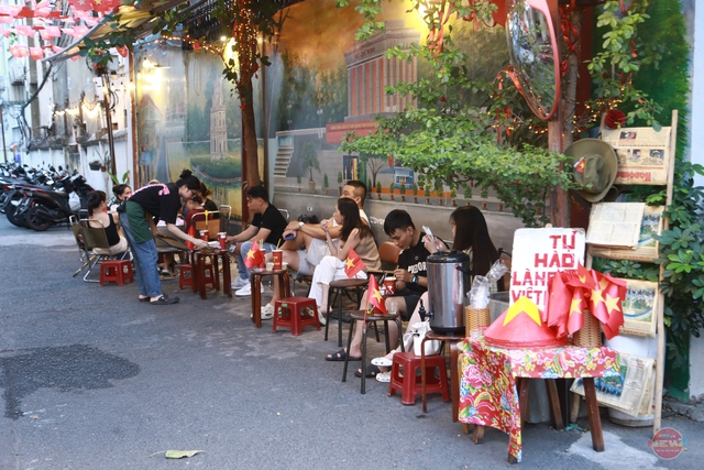 TP. Hồ Chí Minh rực rỡ sắc đỏ cờ hoa, tưng bừng không khí chào mừng đại lễ 30/4- Ảnh 12.