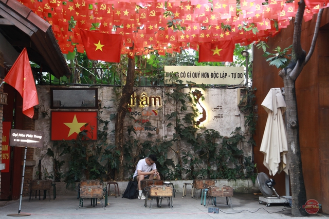 TP. Hồ Chí Minh rực rỡ sắc đỏ cờ hoa, tưng bừng không khí chào mừng đại lễ 30/4- Ảnh 13.