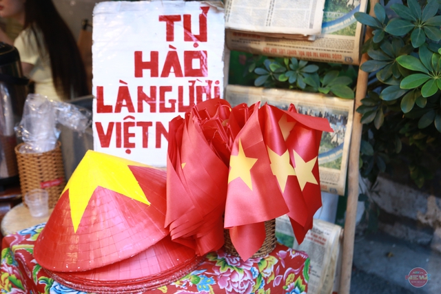 TP. Hồ Chí Minh rực rỡ sắc đỏ cờ hoa, tưng bừng không khí chào mừng đại lễ 30/4- Ảnh 14.