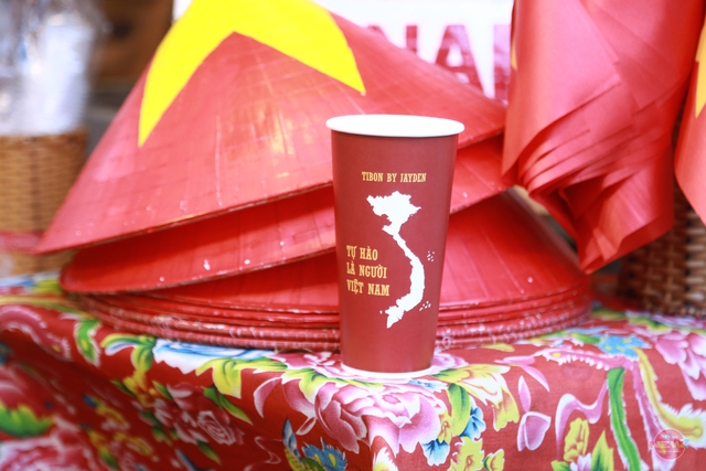 TP. Hồ Chí Minh rực rỡ sắc đỏ cờ hoa, tưng bừng không khí chào mừng đại lễ 30/4- Ảnh 15.