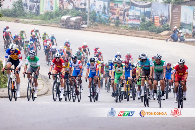 Khoảnh khắc đẹp Chặng 1: Vòng đua quanh Hồ Văn Lang (Phú Thọ) - Ảnh 3.