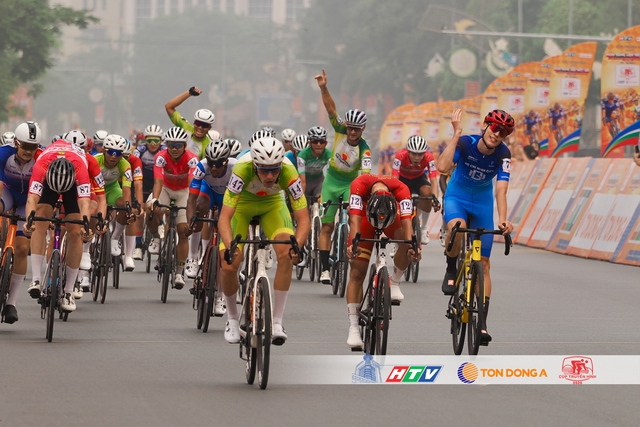 Khoảnh khắc đẹp Chặng 1: Vòng đua quanh Hồ Văn Lang (Phú Thọ) - Ảnh 7.