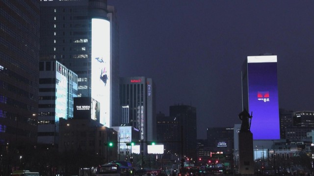 Hàn Quốc: Giảm độ sáng màn hình quảng cáo sau khi người dân phản ảnh - Ảnh 2.