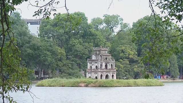 Hà Nội rực rỡ cờ hoa mừng 51 năm Ngày Giải phóng miền Nam, thống nhất đất nước- Ảnh 1.