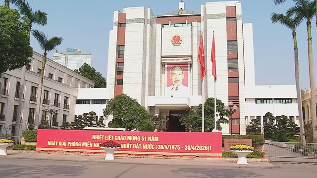 Hà Nội rực rỡ cờ hoa mừng 51 năm Ngày Giải phóng miền Nam, thống nhất đất nước- Ảnh 2.