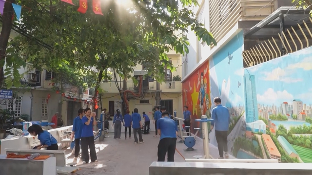 Hà Nội rực rỡ cờ hoa mừng 51 năm Ngày Giải phóng miền Nam, thống nhất đất nước- Ảnh 3.