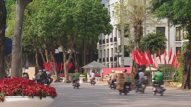 Hà Nội rực rỡ cờ hoa mừng 51 năm Ngày Giải phóng miền Nam, thống nhất đất nước- Ảnh 6.
