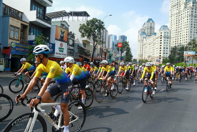 NewZround: Cuộc đua xe đạp phong trào làm nóng đường đua sáng ngày 30/4 tại TP. Hồ Chí Minh - Ảnh 1.