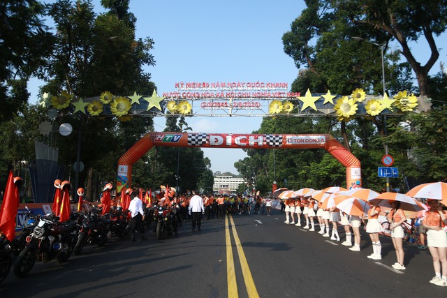 Người dân háo hức đón đoàn đua về đích tại điểm hẹn lịch sử- Ảnh 1.