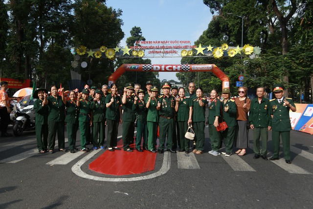 Người dân háo hức đón đoàn đua về đích tại điểm hẹn lịch sử- Ảnh 12.