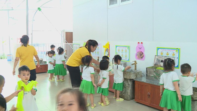 Không để bệnh tay chân miệng vào trường học - Từ tổ chức bữa ăn đến sinh hoạt hàng ngày - Ảnh 4.