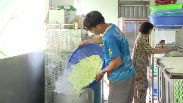 “Nhà ăn hạnh phúc”: Hơn 5 năm trao ngàn bữa cơm 0 đồng - Ảnh 1.