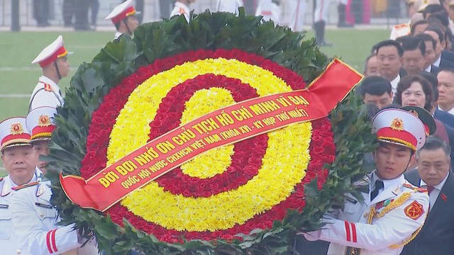 Thời sự HTV ngày 6/4/2026 | Lãnh đạo Đảng, Nhà nước, đại biểu Quốc hội khóa XVI vào Lăng viếng Chủ tịch Hồ Chí Minh - Ảnh 1.