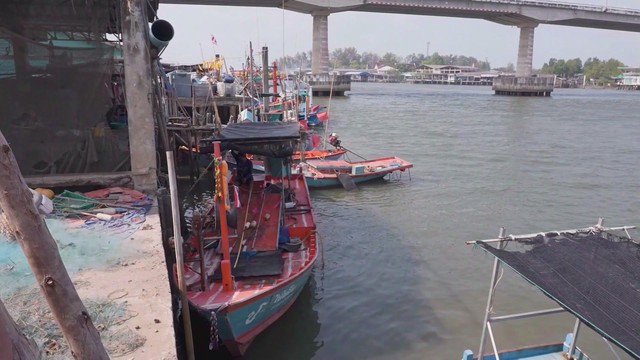 Giá nhiên liệu tăng cao, nhiều tàu đánh bắt hải sản Thái Lan phải nằm bờ - Ảnh 1.